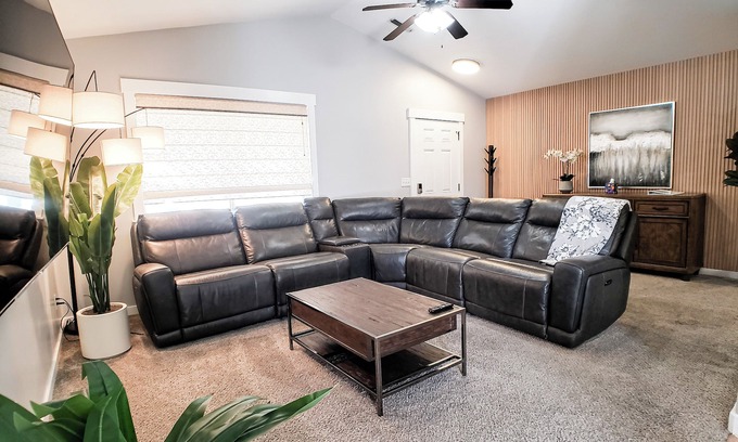 Ogden Casa | Ogden Dream+Hot Tub+Fenced Yard+Gazebo+BBQ+View+Garage+W/D