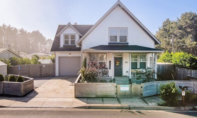 Lincoln City Casa | Ohana Beach Park- Pet Friendly Fenced Yard Hot Tub