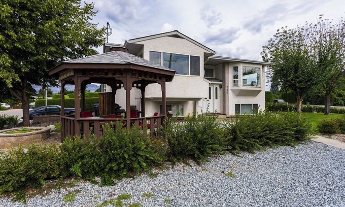 South Pandosy Casa | Okanagan Escape