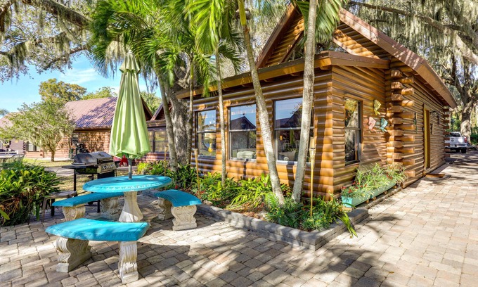 Okeechobee Cabina | Okeechobee Cabin w/ Patio & Community Pool!