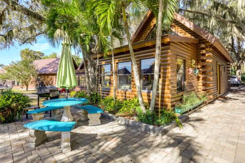 Okeechobee Casa | Okeechobee Cabin with Patio and Community Pool!