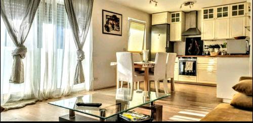 Munchen District Apartamento | Oktoberfest & CityCenter, Trade Fair ICM Full 2-BedRm 2-BathRm, direct Metro-SBahn or drive 15 min to City Center, free Parking, Balcony