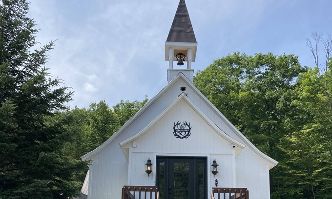 Sainte-Beatrix Chalet De Esquí | Old Chapel in the forest with Sauna and SPA