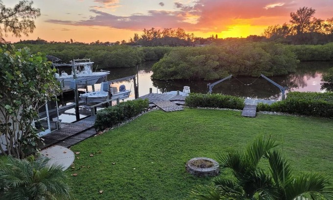 Englewood Casa | Old Florida! Incredible sunsets over mangroves/creek from your screened deck!