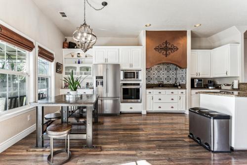 Folsom Casa | ¤ Old Folsom La Boheme Artist Retreat + Jacuzzi ¤