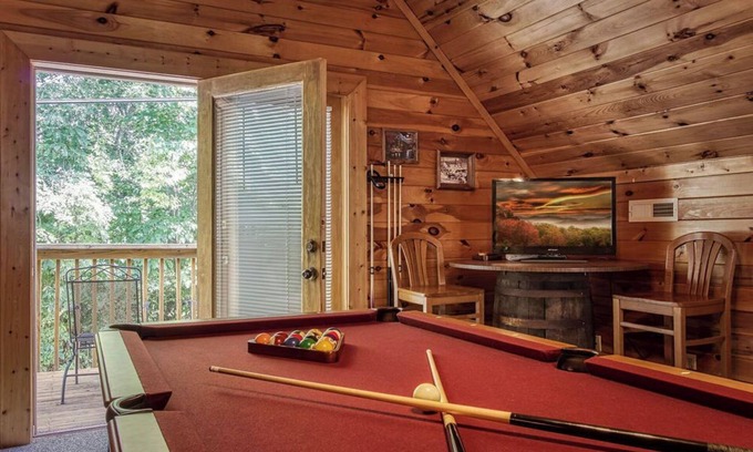 Sevierville Cabina | Old Glory - WIFI, Hot Tub, Game Room, Free Attraction Tickets!!!