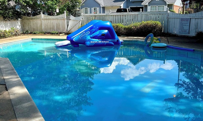 Flowood Casa | Old Hollywood Near Water Sleeps 6 with pool access!