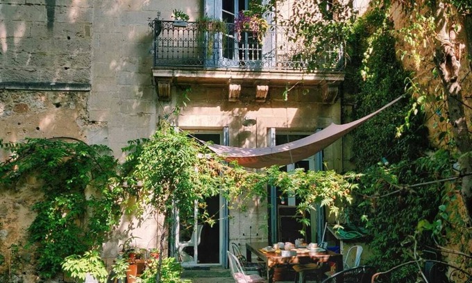 Gambetta Casa | Antigua casa con jardín en el corazón de la ciudad.