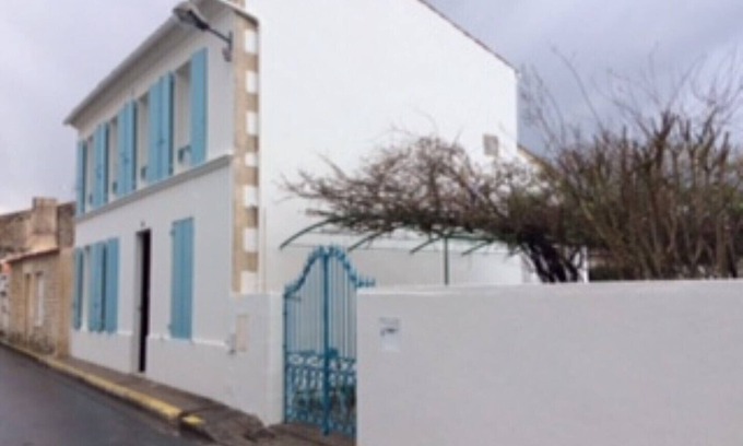La Tremblade Casa | Casa antigua con terraza privada con vistas al jardín del propietario.