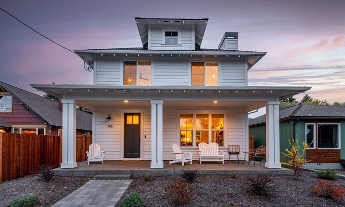Southern Crossing Casa | Old Mill Villa: Guesthouse, Salt Hot Tub, Sauna, Steps to Old Mill