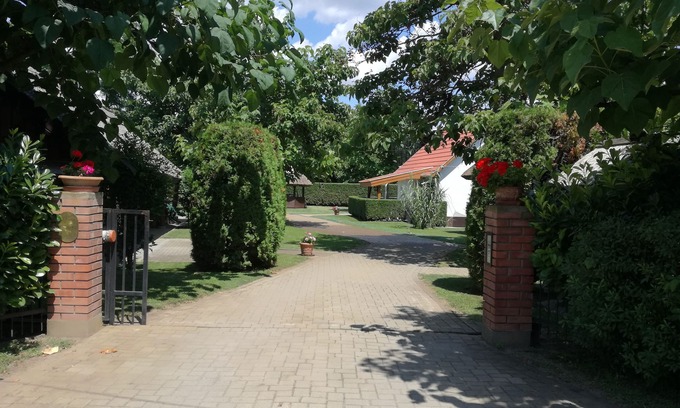 Tiszafured Otro | Antiguas granjas cubiertas de juncos junto al lago Tisza, cerca de Puszta