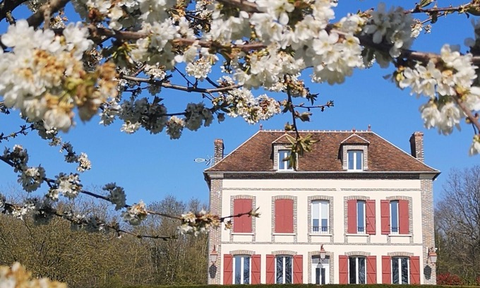 Villeneuve-sur-Yonne Casa | Antiguo azulejo renovado en el bosque