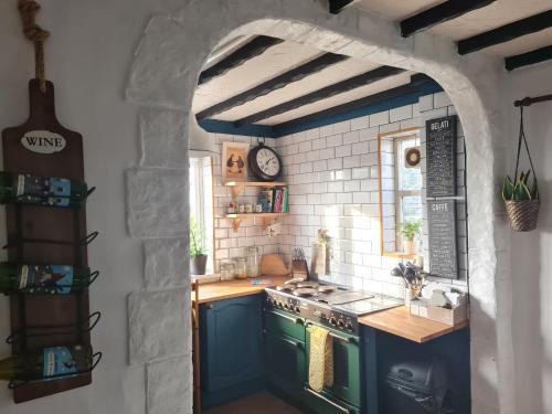 Neath Casa | Old Road Cottage Pet Friendly Outdoors Beaches