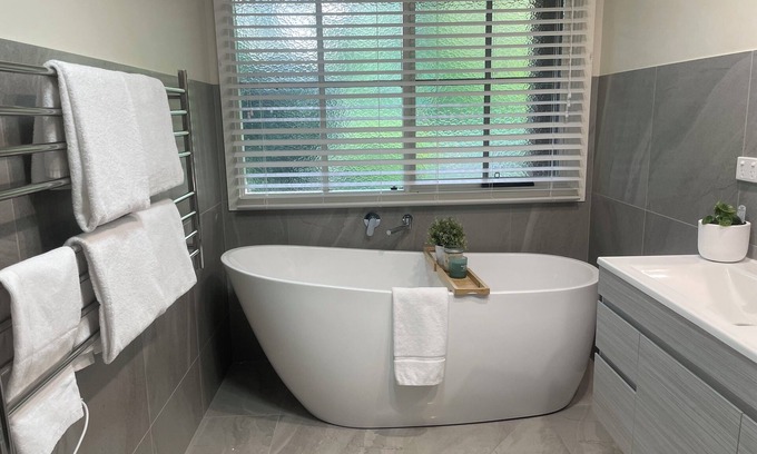 Eurobin Casa | Old Rose Farmhouse, 2 bedroom 2 ensuite attached country home.