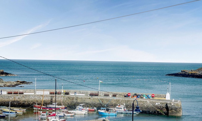 Cemaes Bay Cabaña | Old School House