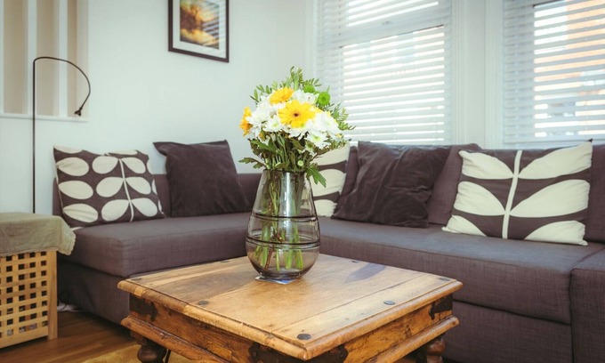 Eastbourne Cabaña | Old Town Cottage - cosy cottage hideaway with patio garden