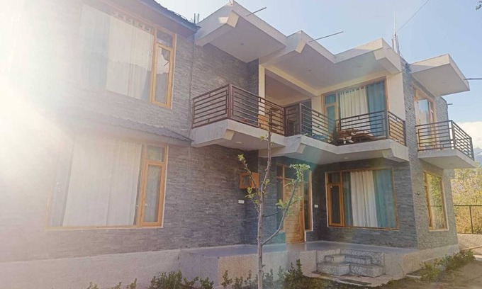 Old Manali Cabaña | Old Town Manali Homestay, Cozy Room with Apple Orchard & Mountain Views