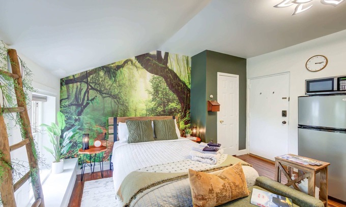 Old Town Alexandria Apartamento | OLD TOWN Nature Oasis! Block 2 King! 99 Walk Score