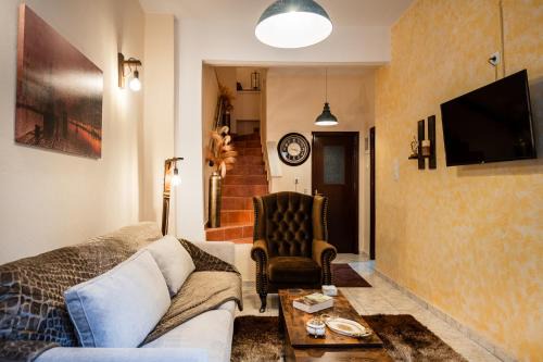 Old Town Rethymnon Casa | Old Town Rhapsody, Cosy 2-Floor Home with Rooftop Bathtub, BBQ & Lounge Under Sun Umbrellas