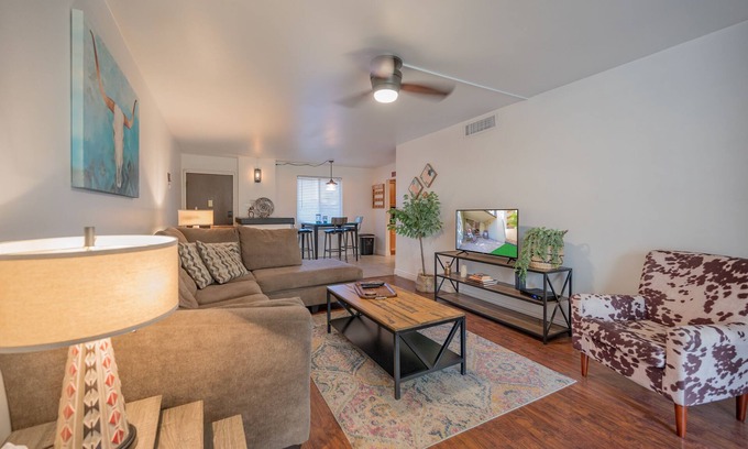 South Scottsdale Condominio | Old Town Scottsdale Condo with Pool -- Everything you need in walking distance!