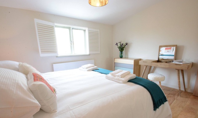 Halesworth Cabaña | OLD TROUT, UBBESTON, pet friendly, with pool in Laxfield