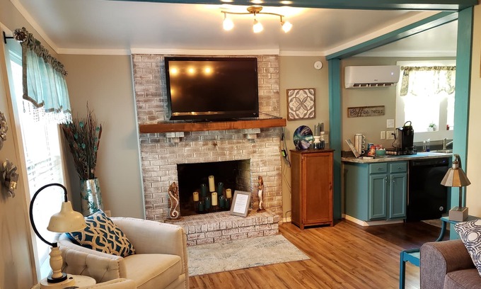 Myrtle Grove Casa | Old tyme cottage with Hot tub.