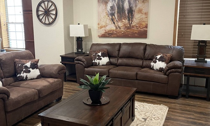Dodge City Apartamento | Old West themed 2 Bedroom Apartment Downtown close to all tourist attractions