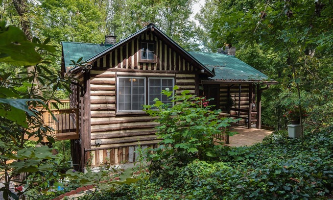 Knoxville Cabina | Cabaña suiza del viejo mundo enclavado en el bosque