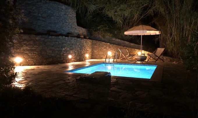 Glossa Villa | Dos villas rústicas con vista al mar y piscina