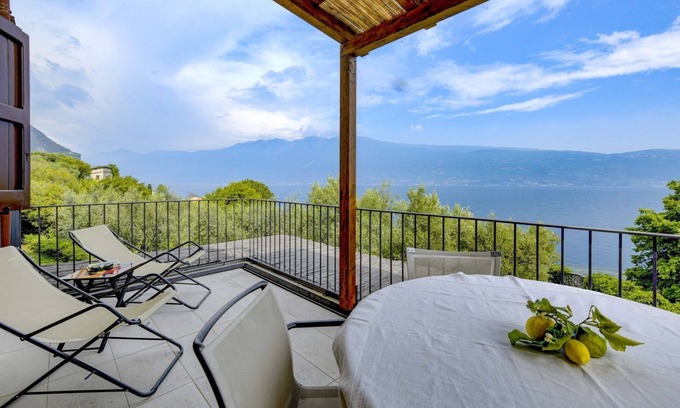 Gargnano Apartamento | "oleandro" Apartment Directly on the Lake
