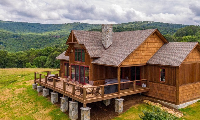 Elk Park Cabina | Olive and Georgias at Eagles Nest - hot tub, pets