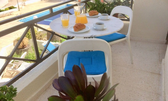 Paphos Apartamento | Vista de la piscina olímpica, a 5 minutos a pie del paseo marítimo y de las playas.