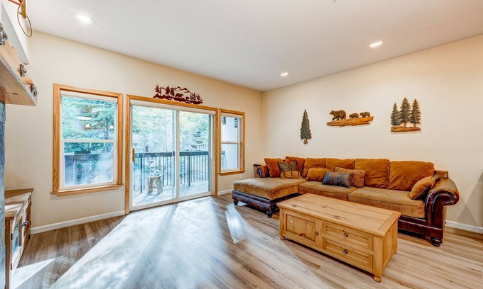 Olympic Valley Condominio | Olympic Valley condo with pool, hot tub, tennis, fireplace, & private balcony