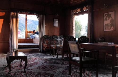 Dal Lake Casa | OMAR KHAYYAM HOUSEBOAT RETREAT and FAVELA HEADROOMS