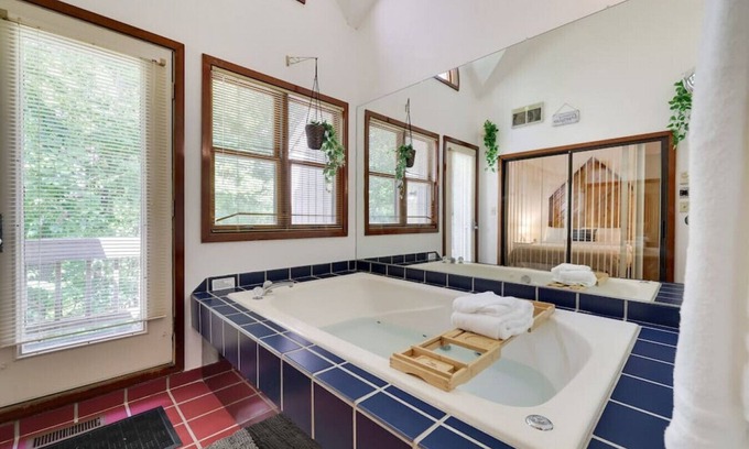 East Stroudsburg Casa | Omega · Omega Lounge -2BR Townhouse w/ Jacuzzi-Shawnee Mtn