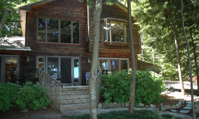 Traverse City Casa | ¡Omena Paradise en Traverse Bay te espera! Tranquila playa privada!
