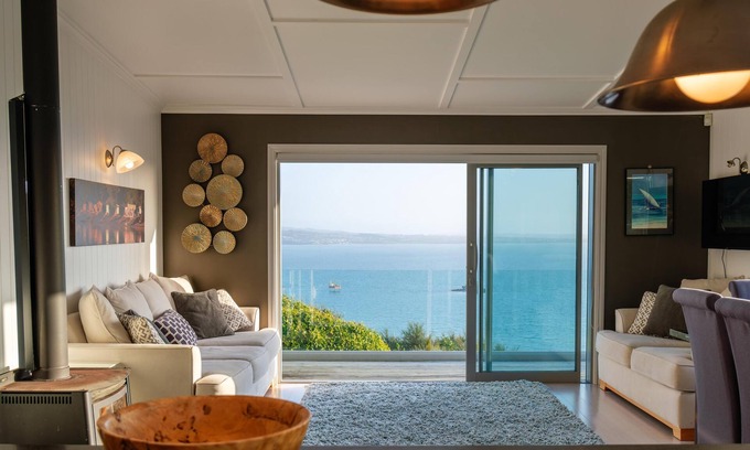 Omiha Casa | Ōmiha Oasis - Ōmiha Oasis is a premium family holiday home with spectacular views and wonderful amenities set in the tranquil surroundings of Ōmiha (Rocky Bay), Waiheke Island. The property has three bedrooms and two bathrooms, making it perfect for