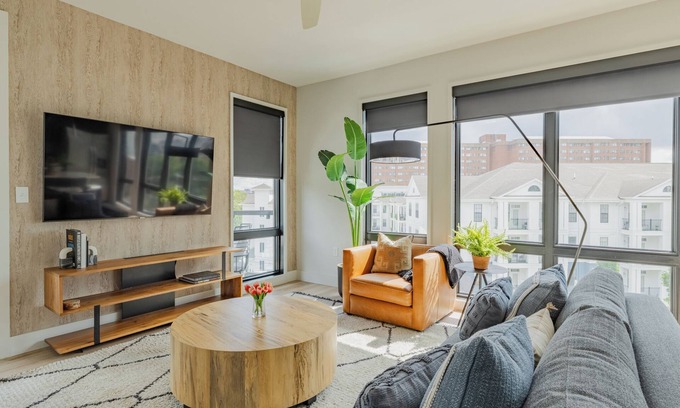 West End Condominio | Omnia - Modern Luxe unit at The Odyssey!