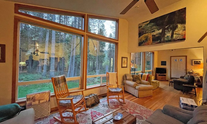 McCloud Casa | En un prado por un arroyo en la sombra del Monte Shasta - Wifi libre más 8 plazas +