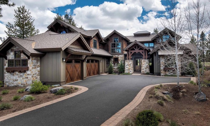 Sunriver Casa | ON CALDERA SPRINGS GOLF COURSE-Spacious 6-bedroom house in enchanting SunRiver!
