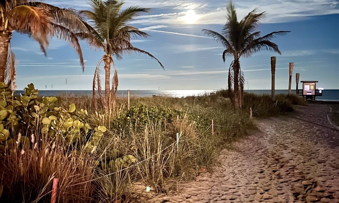 Cocoa Beach Complejo | On Cocoa Beach beach 2bd, 2 bath, condo kitchen, dining and living roomnSleeps 6