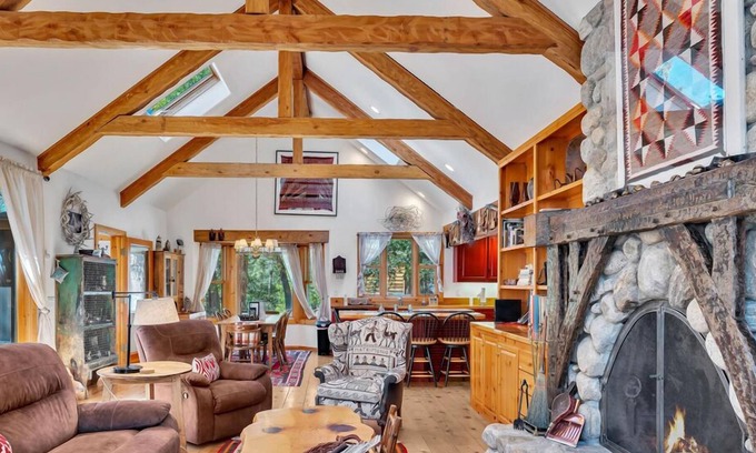 Fern Valley Cabina | ON CREEK beautiful, lush property huge deck gas fire pit town close dogs ok