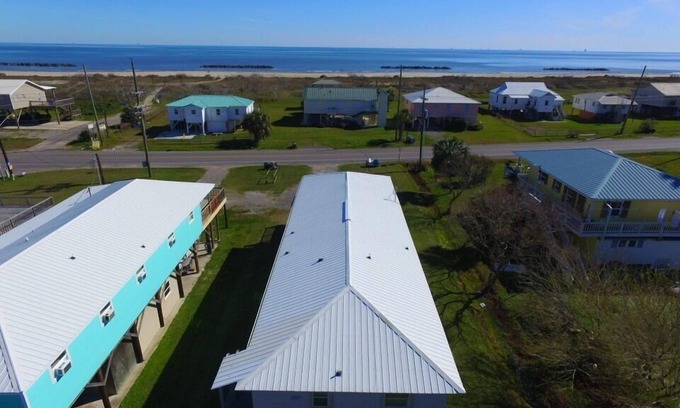 Grand Isle Casa | En Island Time se encuentra frente a Grand Isle Beach y tiene capacidad para 10 personas