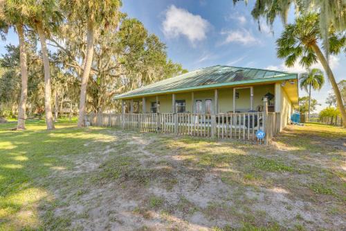 Lorida Casa | On Lake Istokpoga Lorida Home with Lanai!