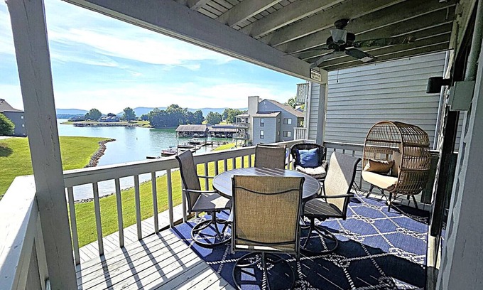North Shore Condominio | ON LAKE TIME: Lakefront Condo with Beautiful Views of Smith Mountain Lake