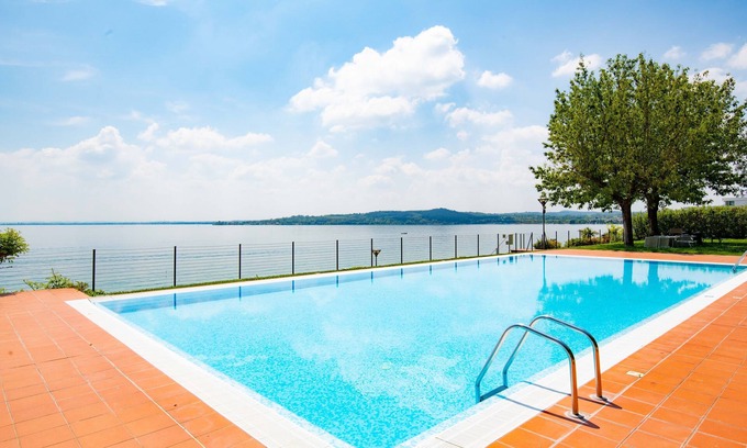 Padenghe sul Garda Apartamento | En la orilla del lago con 3 piscinas y pistas de tenis - Apartamento Azzurro