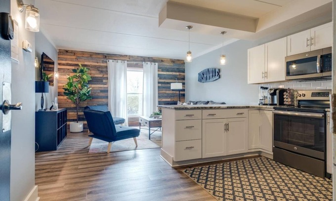 Downtown Nashville Condominio | On Music Row this condo is walkable to Demonbruen, The Gulch, Midtown, Lower Broadway, and Vandy.
