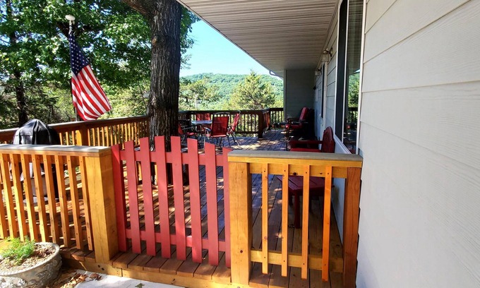 Eureka Springs Casa | ON QUIET MOUNTAIN SIDE WITH BEAUTIFUL WOODED VIEWS