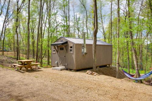 Blissfield Apartamento | On-Site Trails to Mohican River Tiny Home Retreat