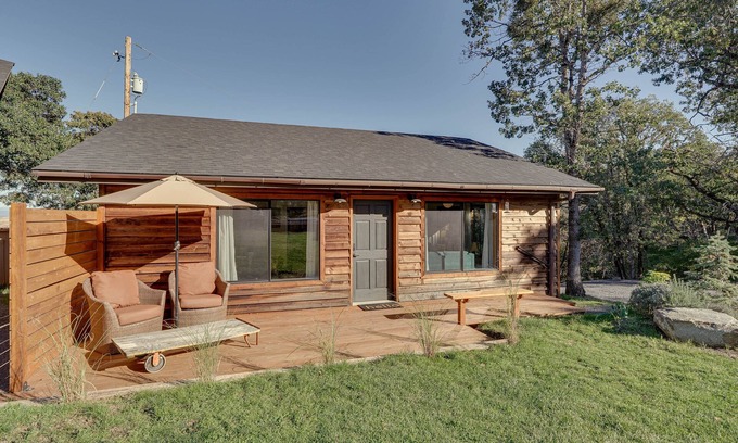 Central Point Cabaña | Cozy Central Point Bungalow on Working Winery!